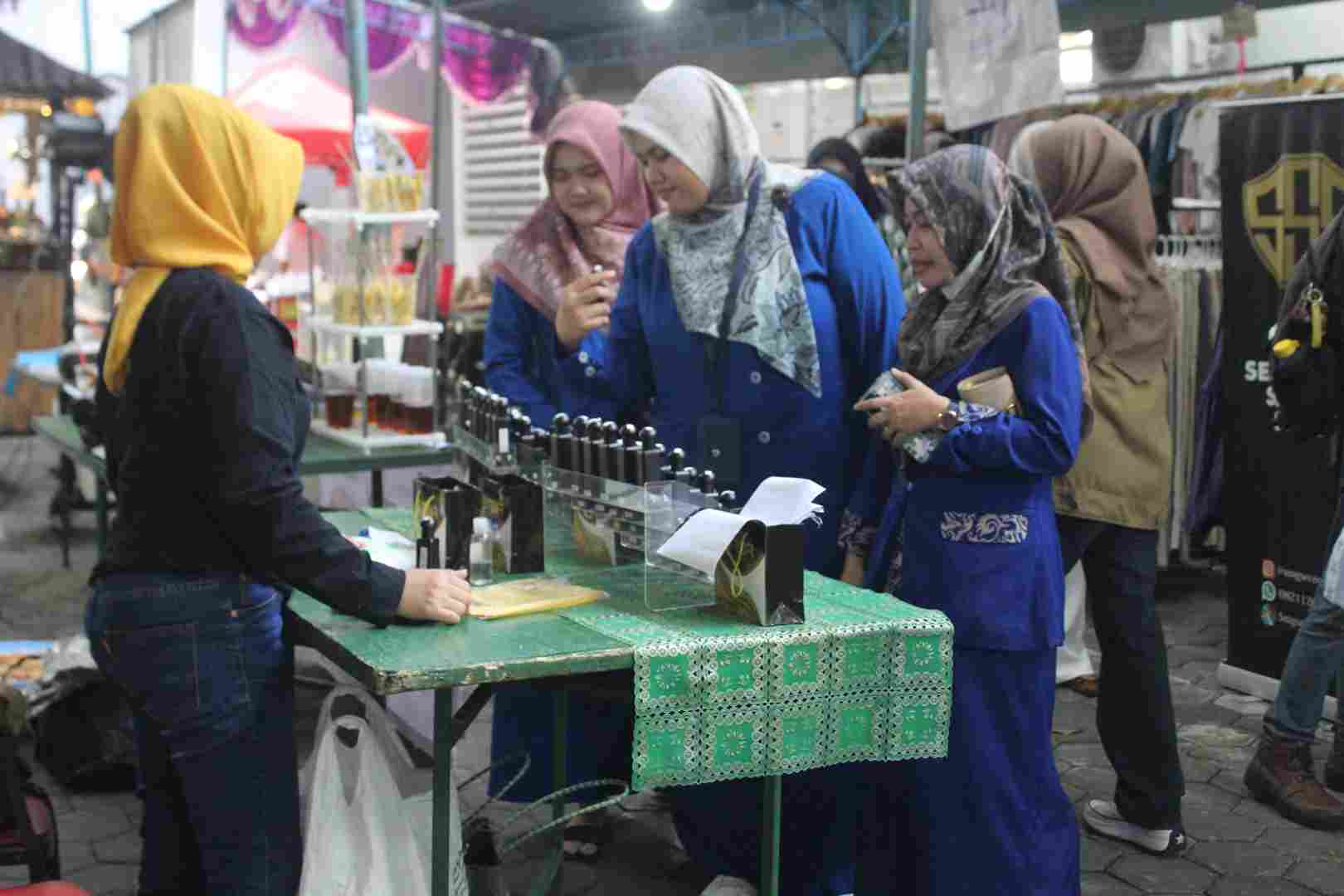 Stand mulai berjualan 